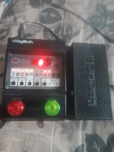 Pedaleira de guitarra digitech funcionando perfeitamente!