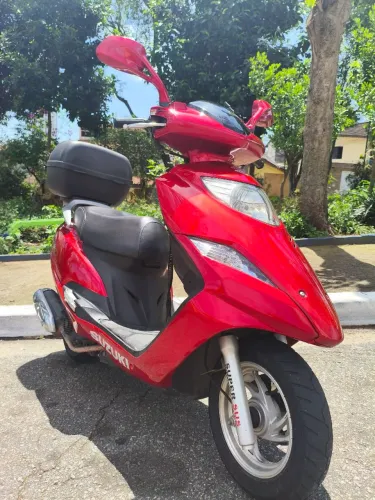 SUZUKI BURGMAN 125 AUTOMATIC EM PEFEITO ESTADO