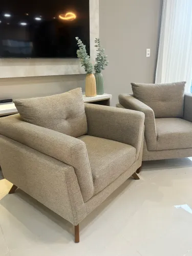 Vendo par de poltronas modernas, extremamente confortáveis e muito bem conservadas.