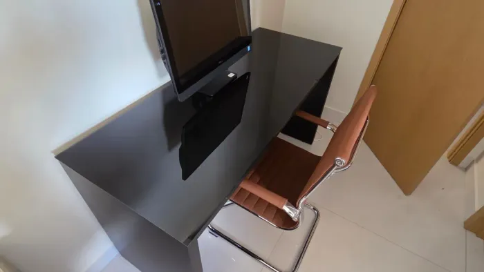 Mesa de escritório com tampo de vidro preto