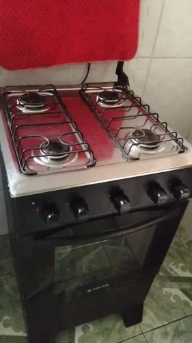 Vende se um fogão de 4 bocas 