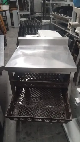 Mesa de inox com cesto de pão 