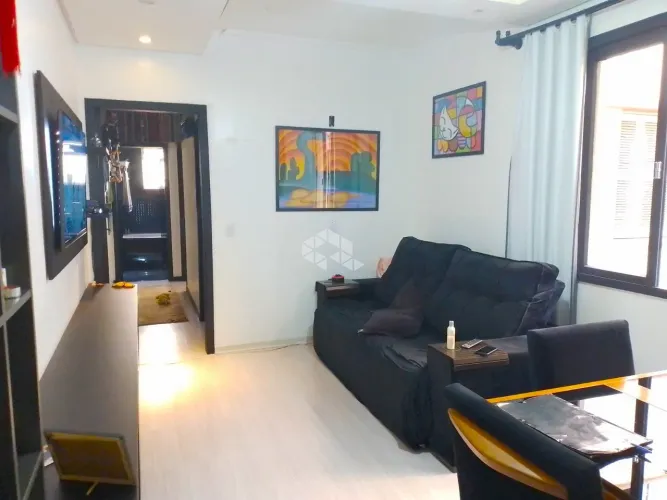 Apartamento de 2 dormitórios, no bairro São João, em Porto Alegre.