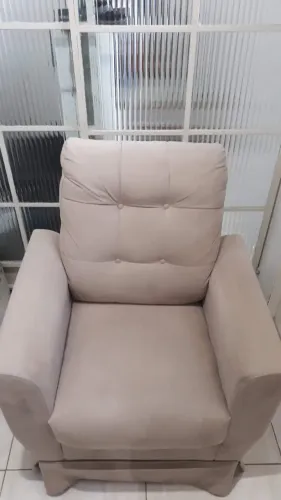 Cadeira de amamentação com puff