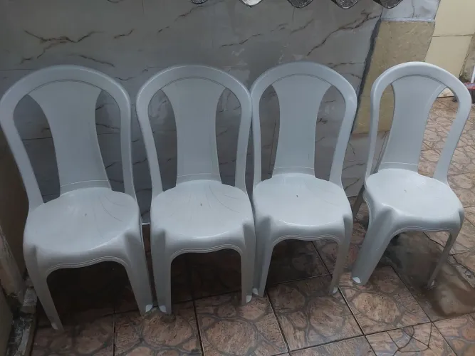 4 cadeiras de plástico novas ,suporta até 130 kilos ,em excelente estado .oportunidade