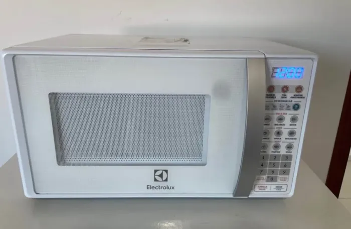 Microondas Eletrolux branco 20 litros