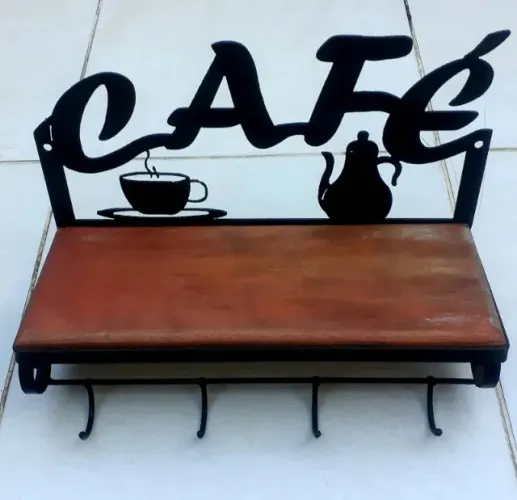 Porta xícaras de café de metal e madeira