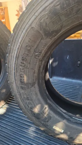 Vendo 2 pneus semi novos 235 /75