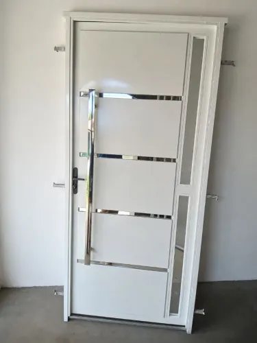 Porta de Aço Galvonizada com Puxador de Inox