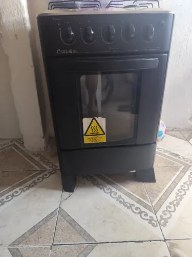 Fogão pra doar, usado porém atende as necessidades as novas estão boas forno tbm funciona 