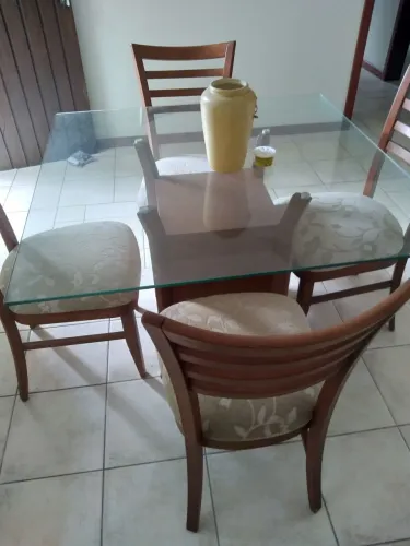 Mesa de madeira com tampo de vidro medindo 1,10X1,10 e 0,90 de altura com 4 cadeiras 