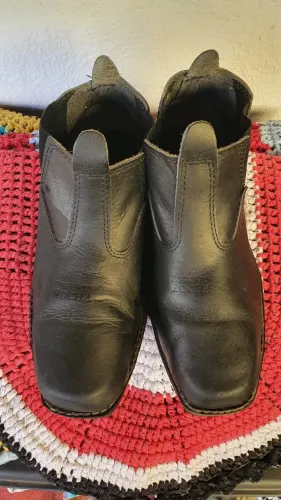Bota de couro tamanho 42 usada