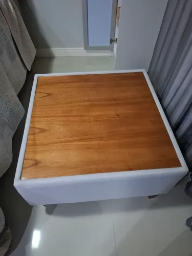 Mesa de centro em madeira estofada