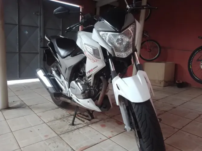 Traxx TSS 250 branca e preta ano 2.016