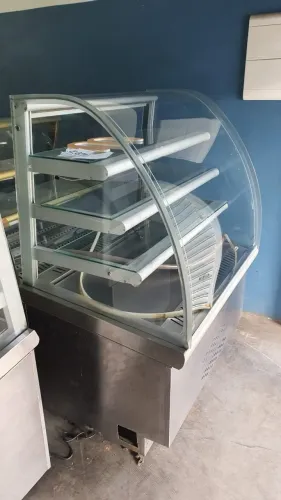 VITRINE EXPOSITORA mod 9 REFRIGERADA COM DIVISÓRIAS VIDRO CURVO mod9