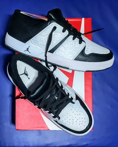 Air Jordan Tênis tamanho 43 estão novos na caixa.