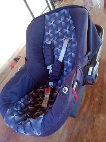 Vendo bebe conforto conservado!