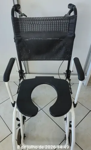 Cadeira de banho higiênica em bom estado 