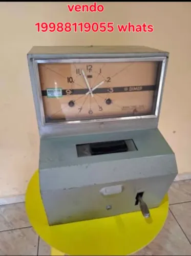 Relógio de ponto antigo funcionando 
