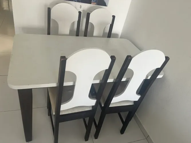 Mesa de madeira, com 4 cadeiras