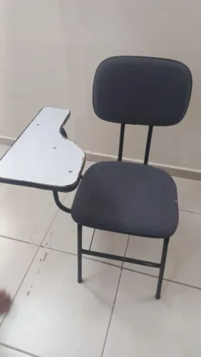 Cadeira universitária preta