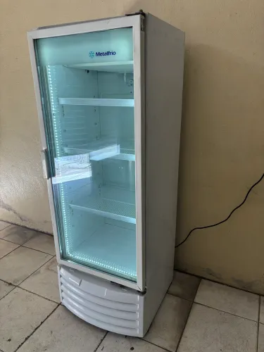 Expositora de bebidas 220V metalfrio funcionando perfeitamente entregamos 