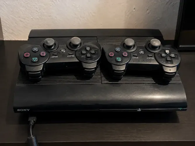 PS3 Desbloqueado + 3.000 Jogos + 2 Controles | Pronto para Jogar
