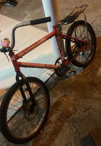 Bicicleta montadinha aro 20 com adesivos