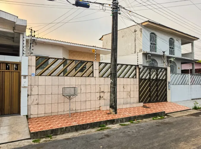 Casa Térrea para venda possui 205 metros quadrados com 4 quartos em Da Paz - Manaus - AM
