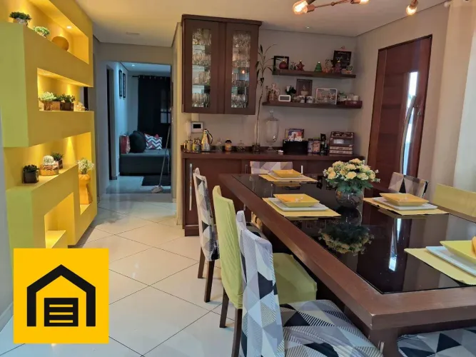 Assobradado com 2 quartos e suíte. Ampla varanda gourmet com jacuzzi.