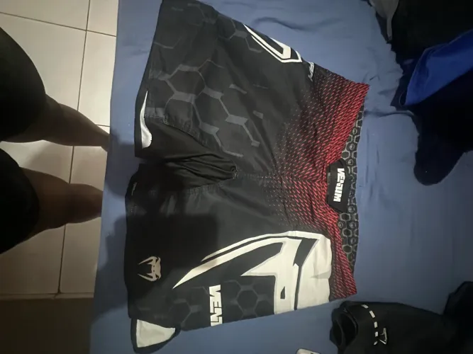 4 shorts Venum. Tamanho EG
