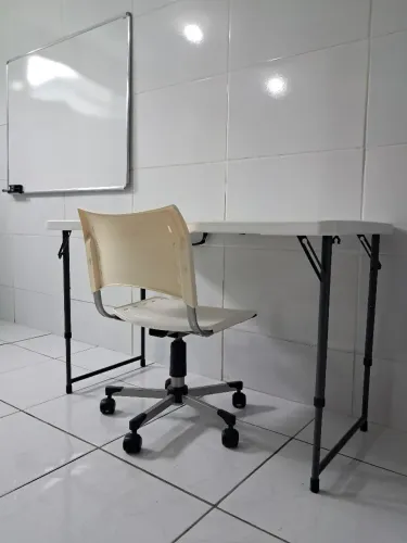 Mesa e cadeira 150,00