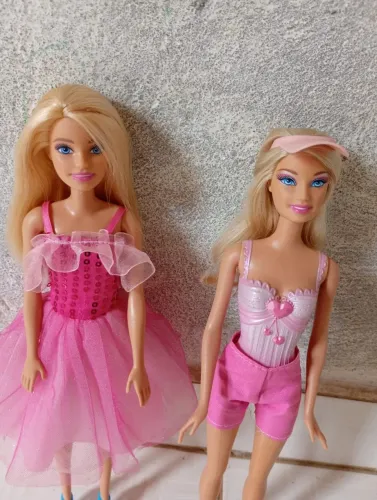 Vendo essas duas lindas Barbies com roupas e sapatos !
