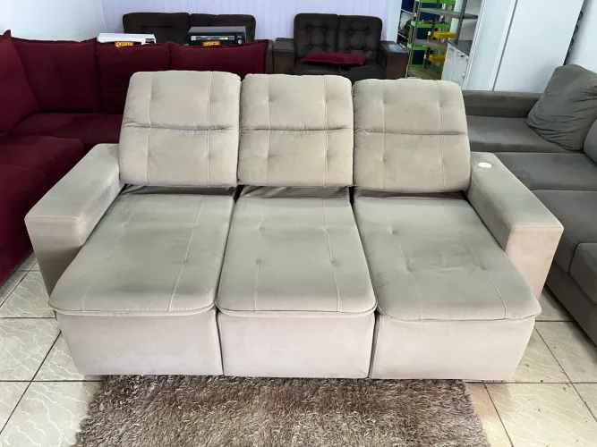 Vendo Sofá retrátil e reclinável molas ensacadas com entrada carregador USB Entrego