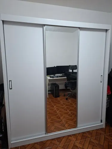 Guarda Roupa com espelho e porta de correr
