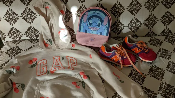Kit Menina Estilosa - Moletom GAP (6-7 anos) + Tênis New Balance (26/27) + Bolsa Stitch