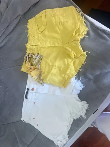 Vendo dois 2 shorts por apenas R$ 50,00 reais tamanho 38