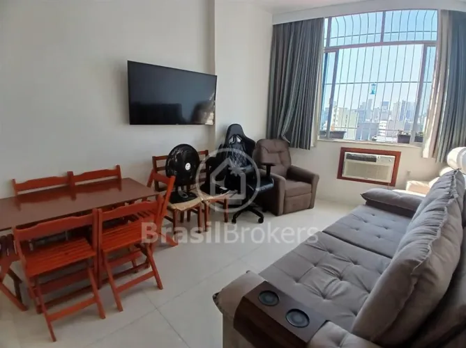Apartamento mobiliado a venda no Centro do Rio com 1 vaga na escritura, 1 quarto e dependê