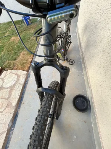 Suspensão rock shox yari rc 29 150 mm