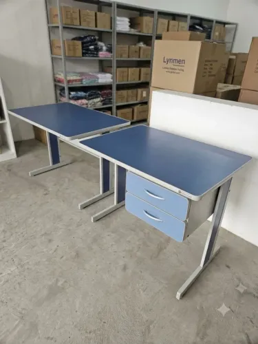 Conjunto de mesas e armários de escritorio