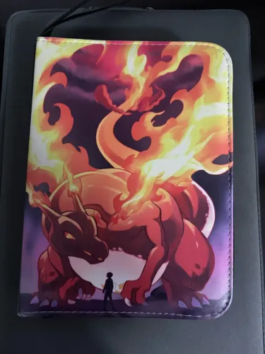 Fichário Charizard com Coleção de 150 cartas Pokémon