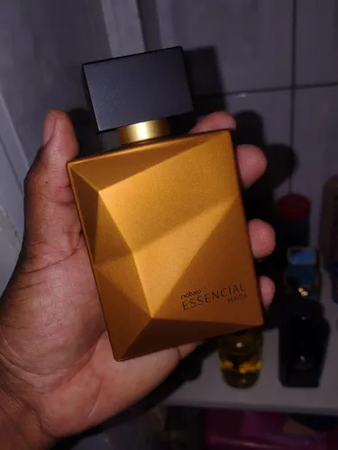 Perfume masculino essencial mirra 100ml contendo apenas 75% no frasco
