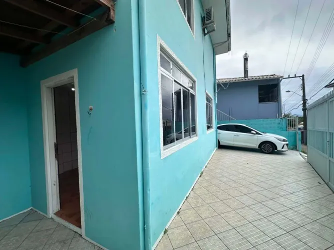 Casa térrea mobiliada para locação na Costeira do Pirajubaé