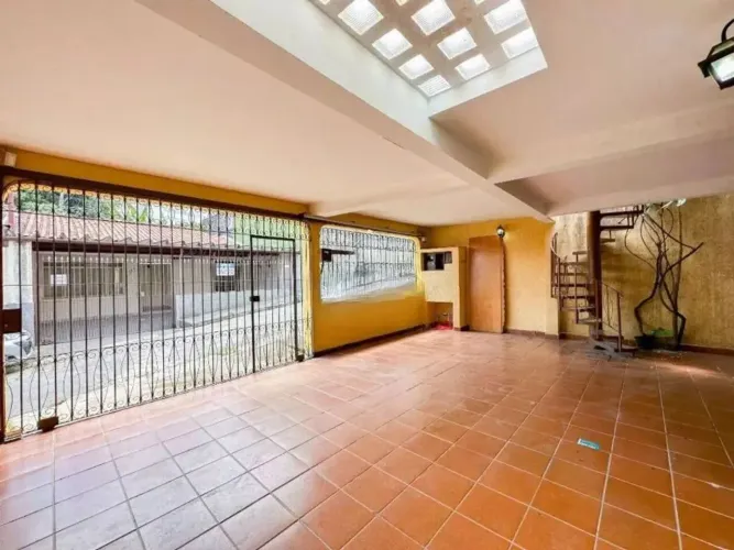 Casa à venda no Jaguaré, São Paulo: 3 dormitórios e quintal amplo.