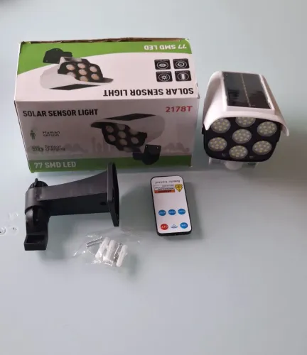 Lampada Com Placa Solar LED, Controle Remoto e Sensor de Movimento 