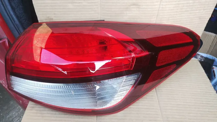 Lanterna traseira direita Kia Cerato