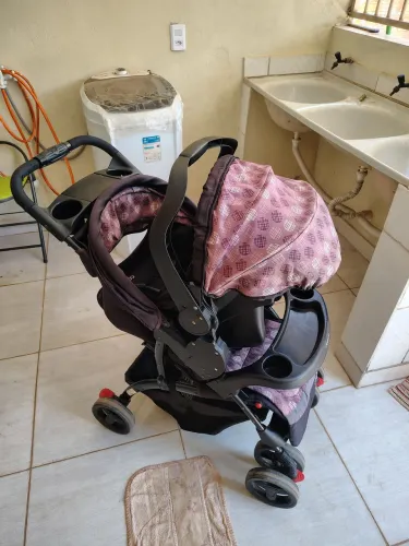 CARRINHO DE BEBÊ COM BEBÊ CONFORTO 