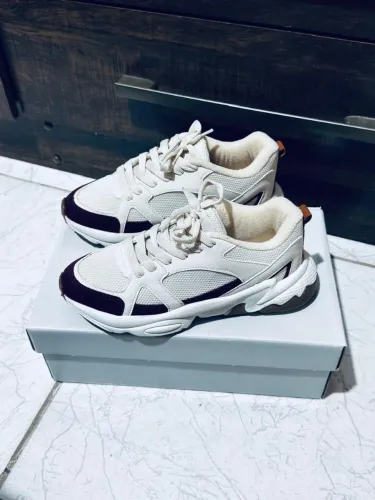 Tênis casual feminino tamanho 36 na cor branco com vinho