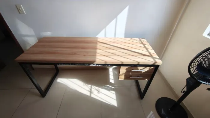 Mesa de mdf com gaveteiro