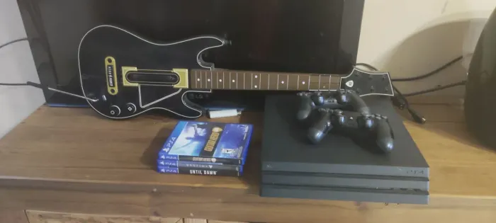 PS4 PRO 1TB, ACOMPANHA 2 CONTROLES + 3 JOGOS + GUITARRA PS4